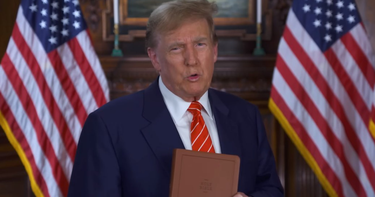 Дональд Трамп з Біблією. Фото: скриншот з відео