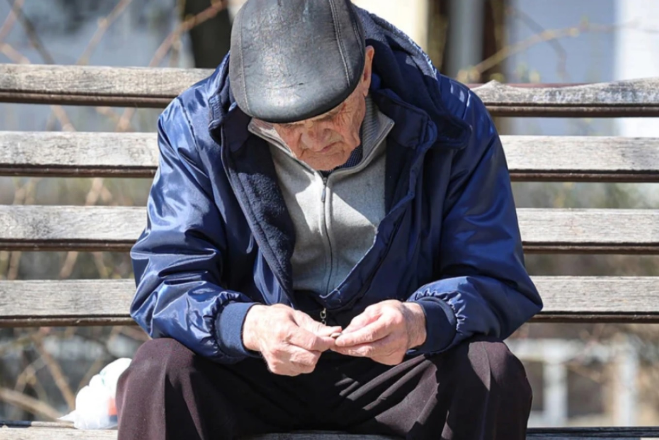 Не вистачить навіть на хліб з водою: стали відомі пенсії більшості українців