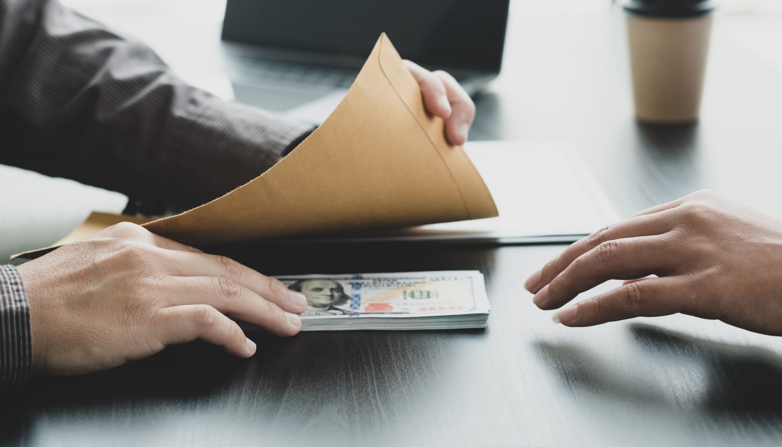 Чиновники та паперова тяганина: юрист розповів, де в Україні найбільше корупції