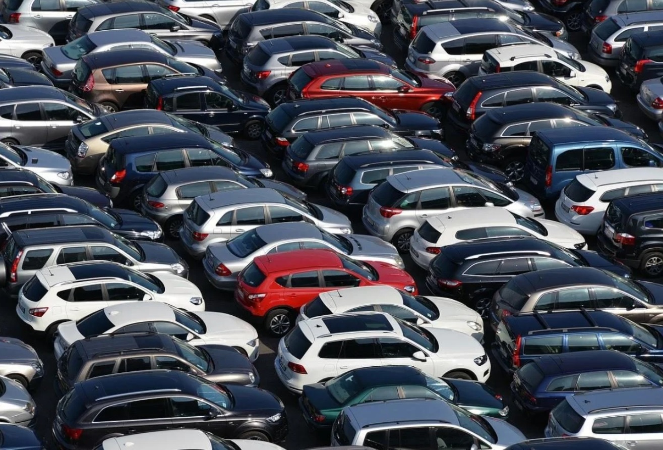 Звикайте ходити пішки: ціни на авто можуть злетіти аж на 25%