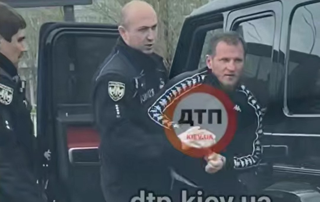 У Києві патруль затримав ексфутболіста Алієва, його пасажирка вилізла на капот автомобіля поліції – всі деталі