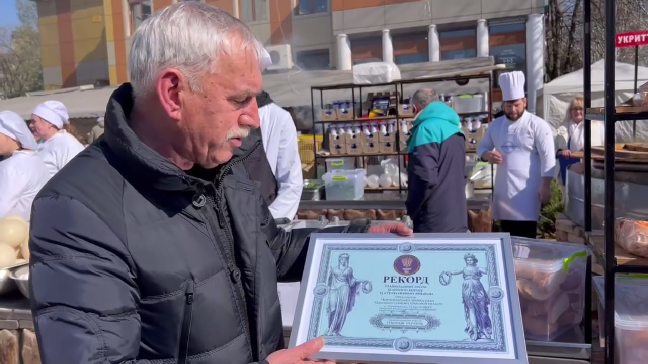 У Чорноморську побито рекорд України, зваривши 2 тонни зеленого борщу з страусиними яйцями