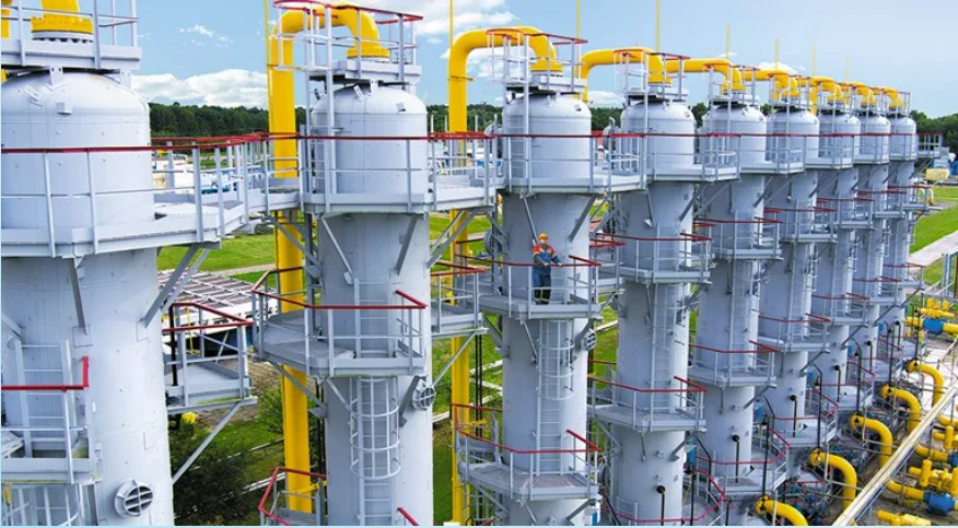 ЄС має намір повністю припинити імпорт газу та нафти з Росії