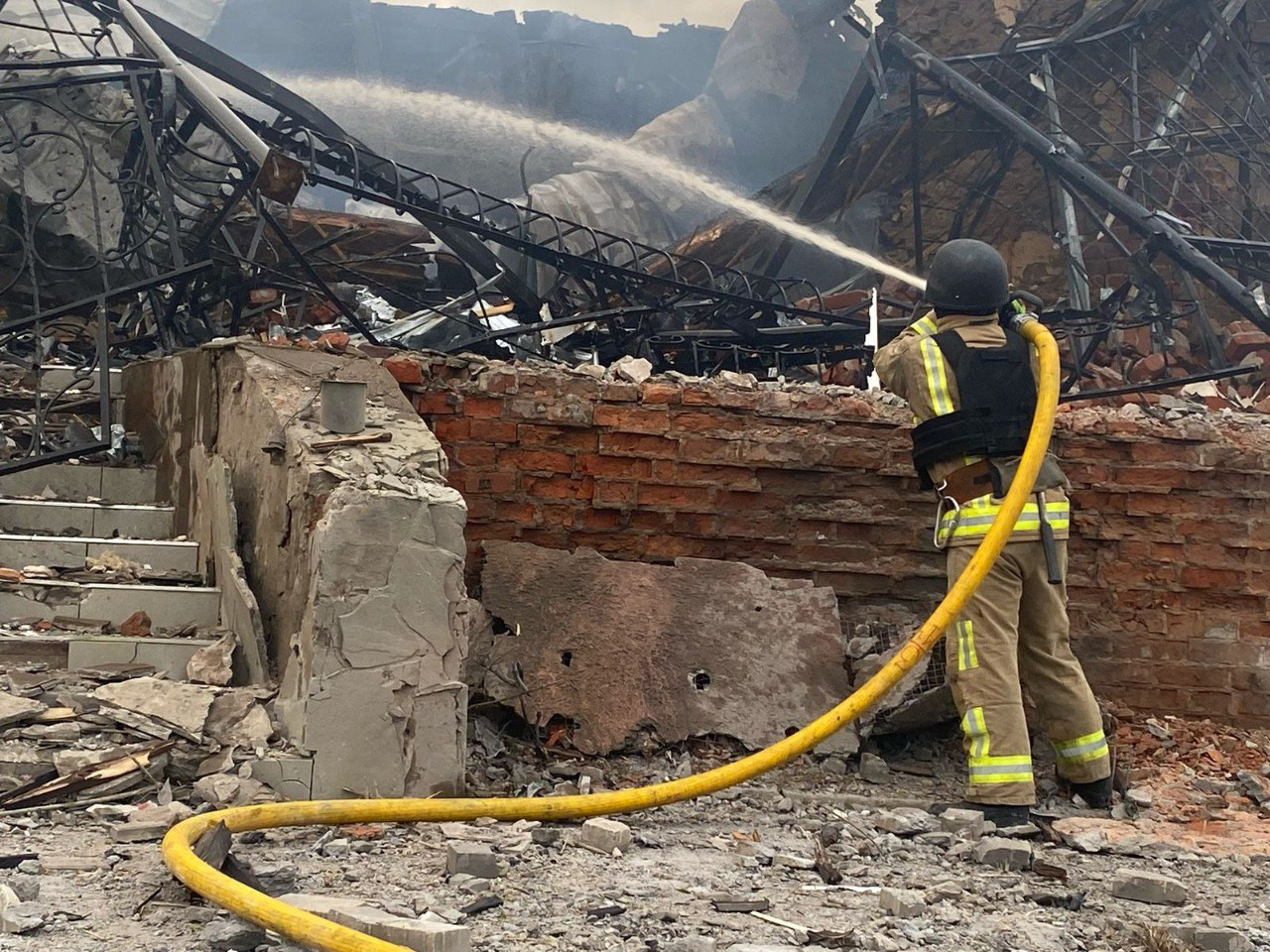 РФ завдала ракетного удару по передмістю Сум: є жертви