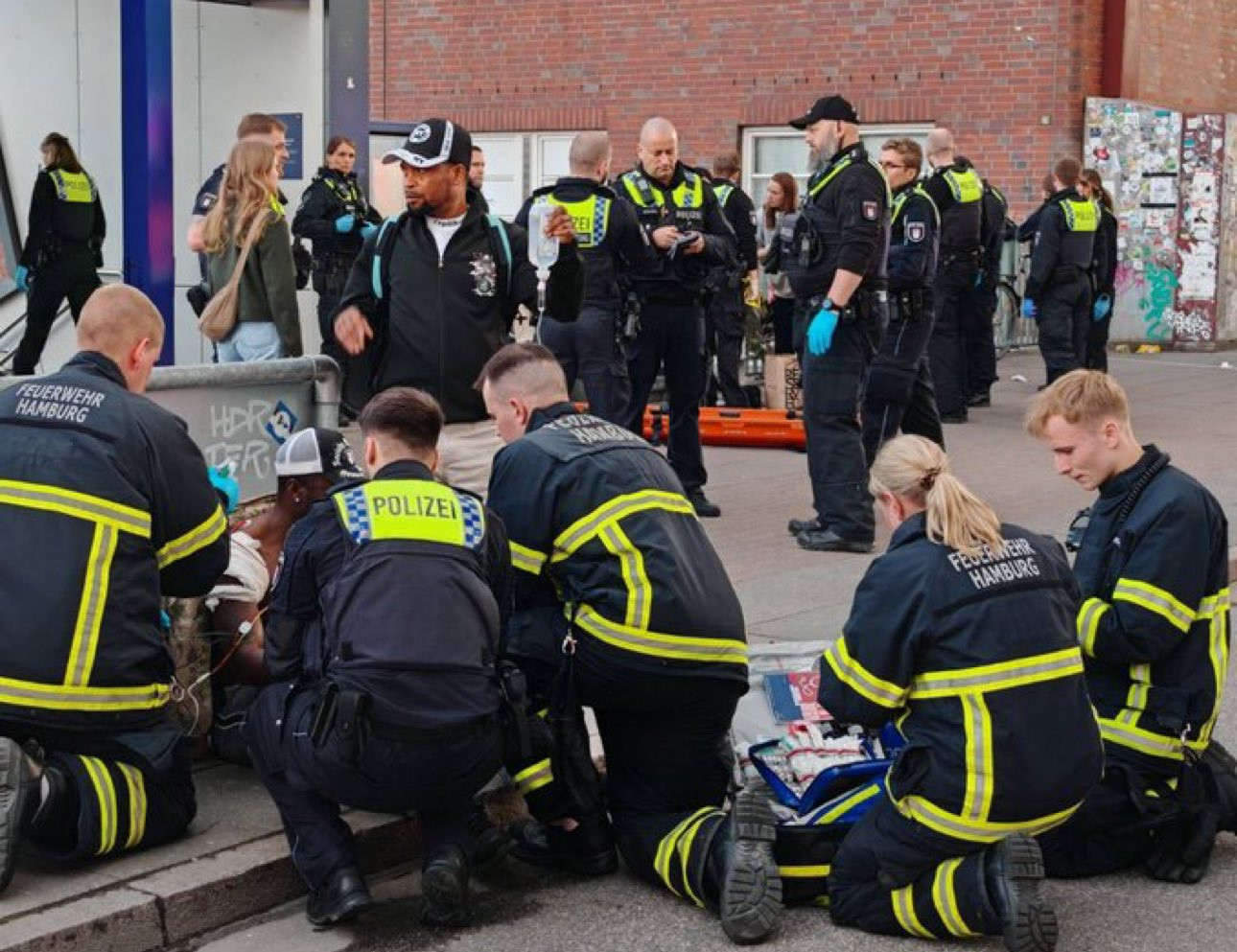 У Гамбурзі, Німеччина, жінка влаштувала різанину на вокзалі: не менше 12 постраждалих