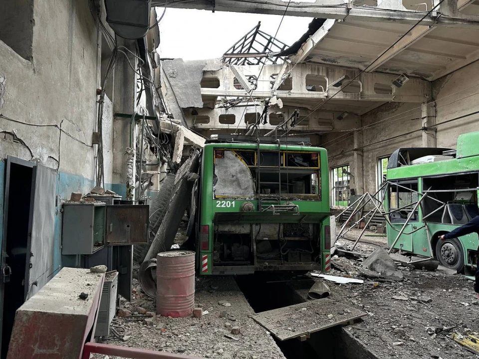 В Харкові росіяни атакували тролейбусне депо, запустивши 8 "шахедів