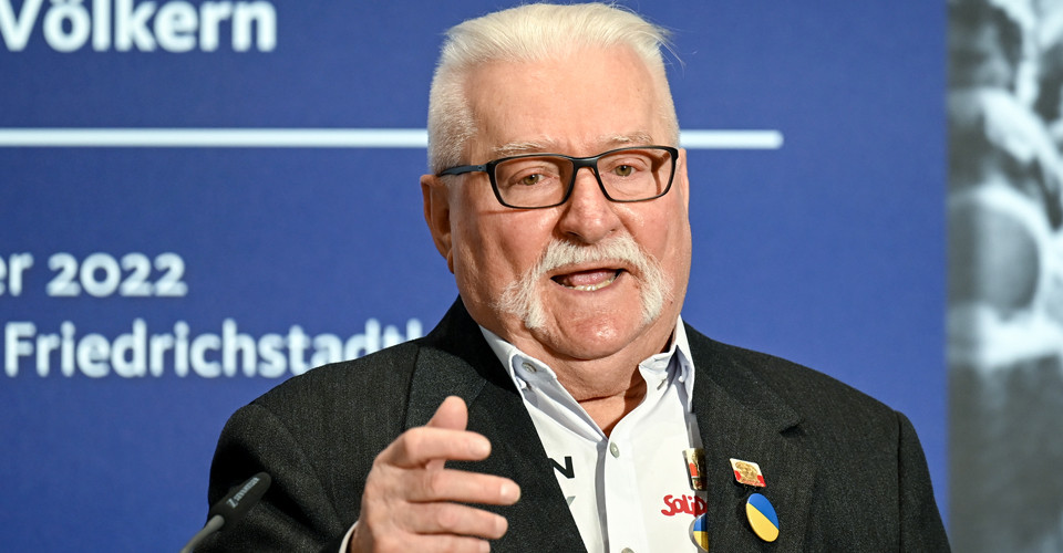 Лех Валенса прокоментував перемогу Навроцького на виборах у Польщі, назвавши його сутенером, повією, шахраєм, брехуном і наркоманом