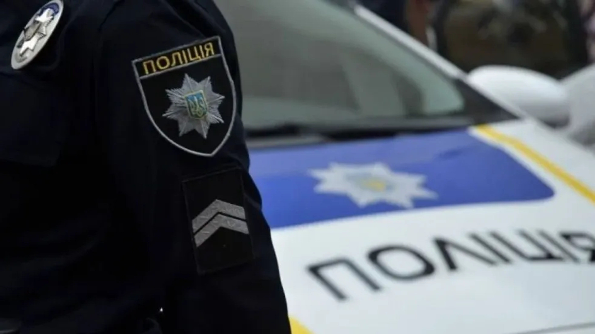 Дві дівчини зробили фото на пам'ятнику жертвам Голодомору