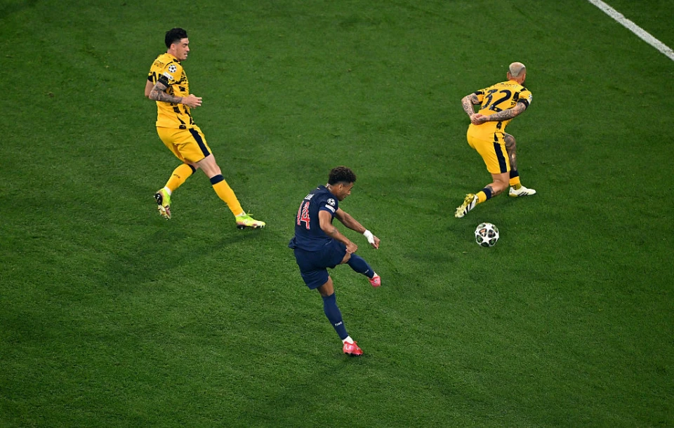 Дезіре Дуе (в центрі), ПСЖ - Інтер