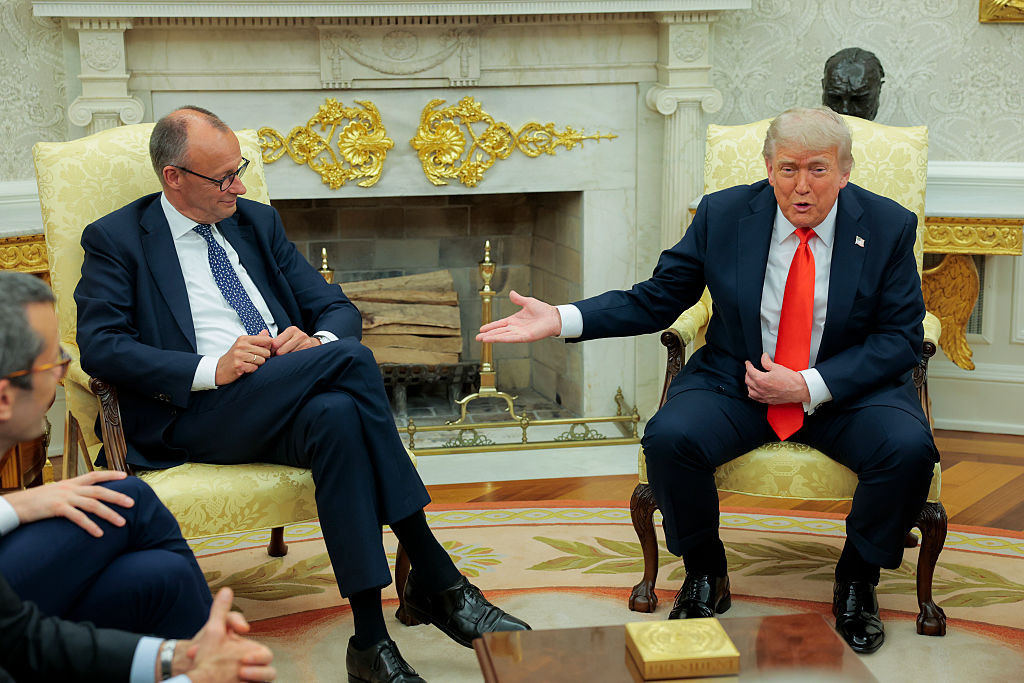 Мерц передав Трампу свідоцтво про народження його діда, акцентуючи на німецькому походженні