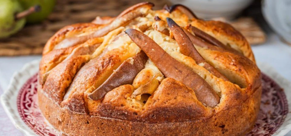 Пиріг з грушами до чаю та кави: прості рецепти смачної домашньої випічки