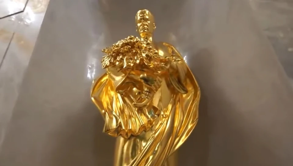 Одна із золотих статуй Леоніда Яковишина в іменній усипальниці