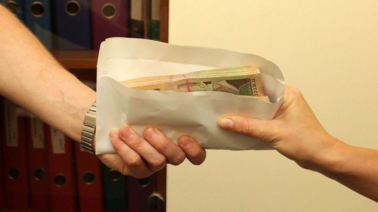 Працівницю Одеської митниці, яка обіцяла не штрафувати компанії за хабар, затримали під вартою