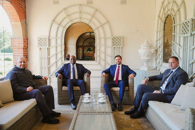 Єрмак проінформував Зеленського про зустріч з Венсом у Великій Британії