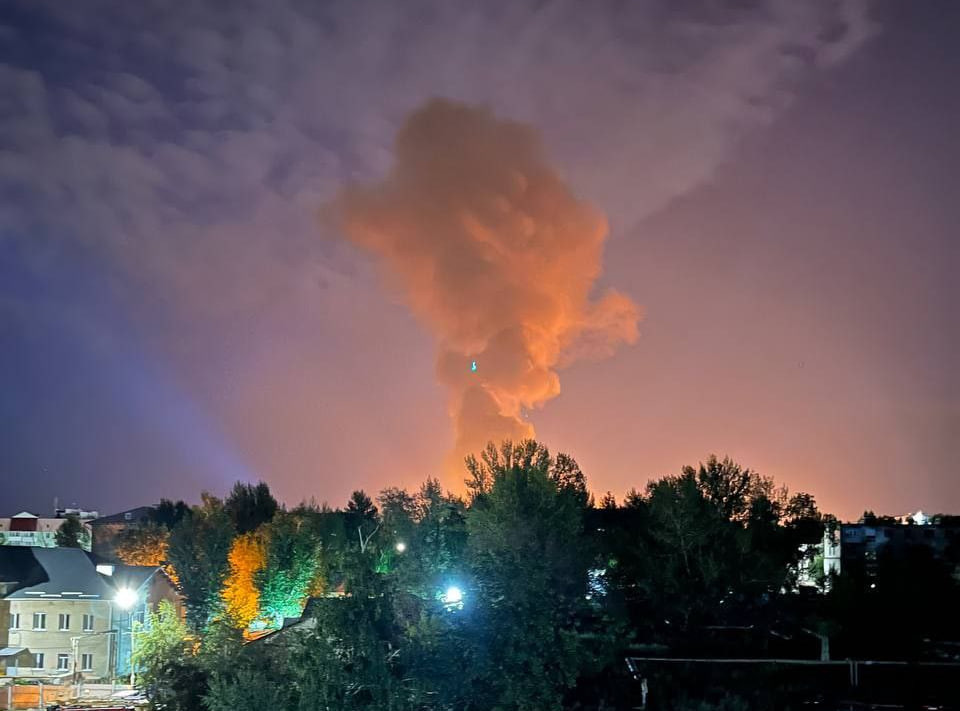 Українські військові вночі завдали удару по НПЗ у Саратові, де виникла пожежа