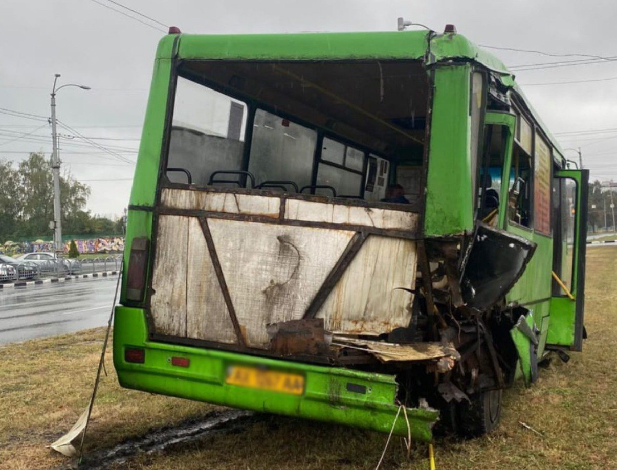 У Харкові сталася аварія за участю легковика, тролейбуса та автобуса: дев'ятеро постраждалих