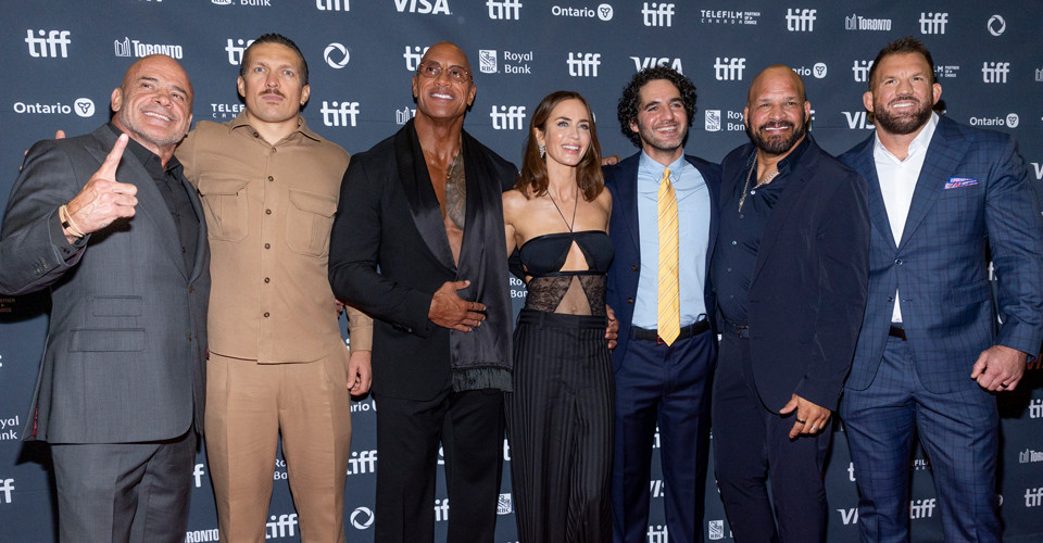 Усик і Двейн Джонсон на показі фільму "Незламний" у Торонто