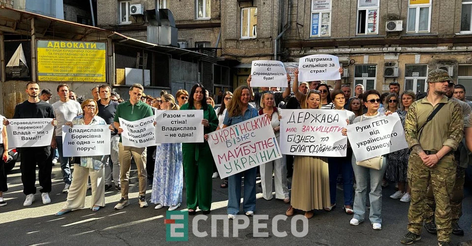 Під стінами ВАКСу зібралися люди, щоб підтримати Владиславу Молчанову