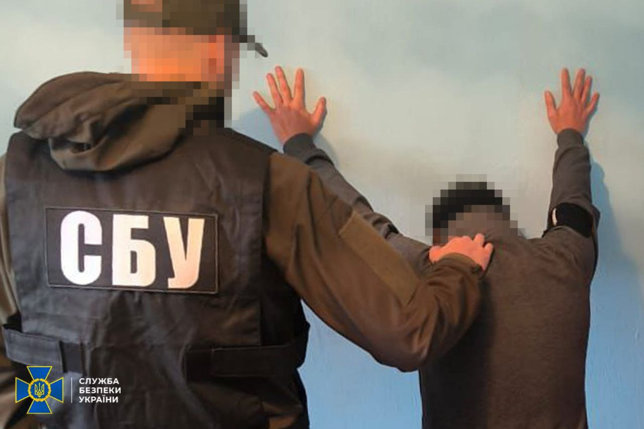 У Запоріжжі затримали шахраїв, які видавали себе за військових для продажу гумдопомоги