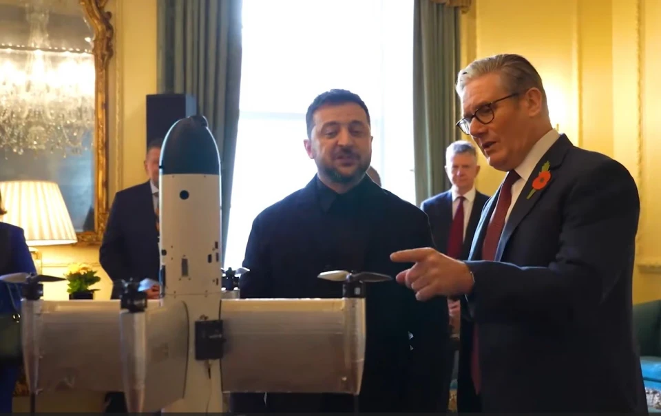 Зеленський представляє дрон-перехоплювач OCTOPUS британському прем'єру Кіра Стармеру (24.10.2025)