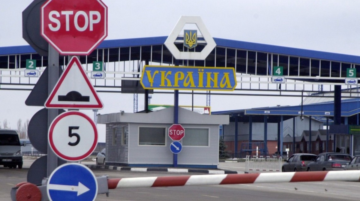 Україна відновила пропуск автомобільного транспорту через державний кордон