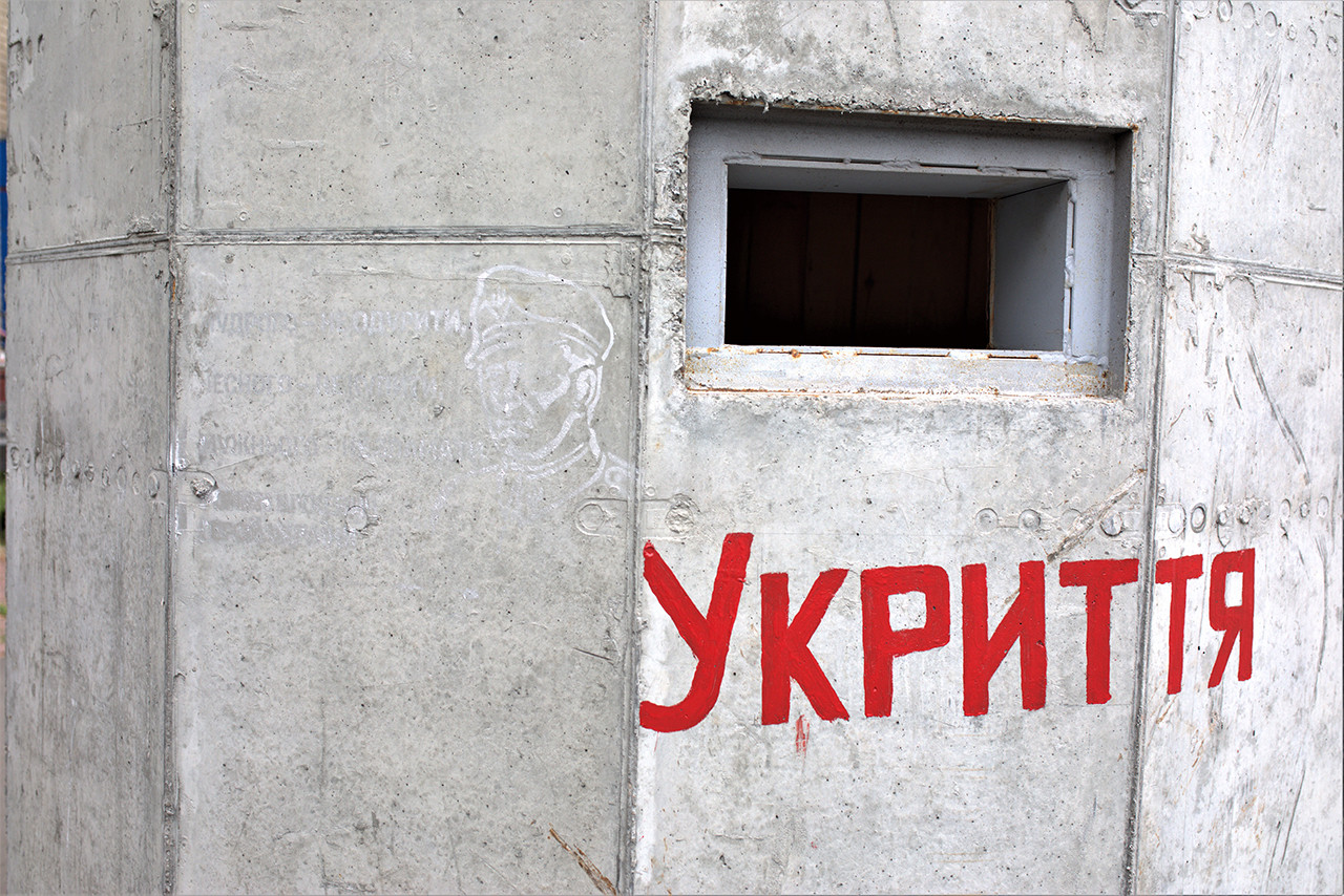 У Києві під час обстрілу жінка з дитиною не змогла потрапити до укриття: відповідь поліції