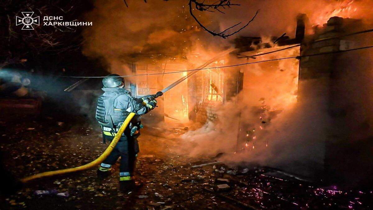 Росія здійснила напад на Україну за допомогою ударних дронів та ракет: у Харкові БПЛА вразили дитячий майданчик і підприємство, на Харківщині - зафіксовано удар балістичної ракети