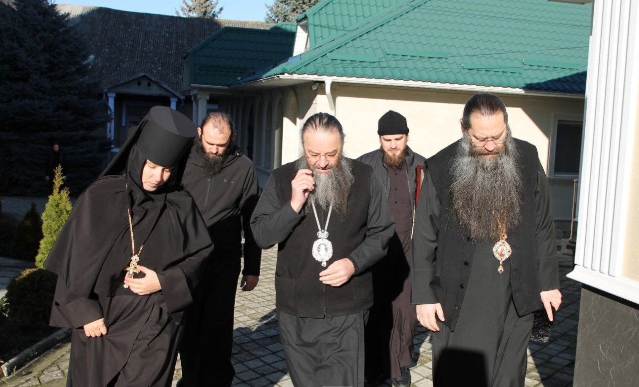 Лонгин з УПЦ МП, якому інкримінують розпалювання релігійної ворожнечі, покинув Україну