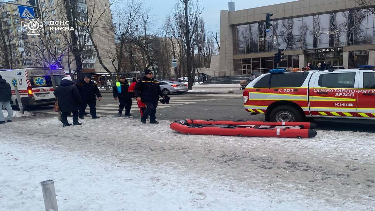У Дніпрі біля Русанівської набережної дві особи провалилися під лід