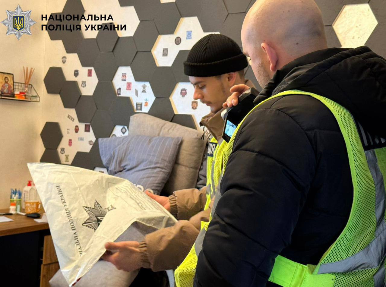 У Києві підлітку висунули звинувачення за напад на вчительку та однокласника з ножем