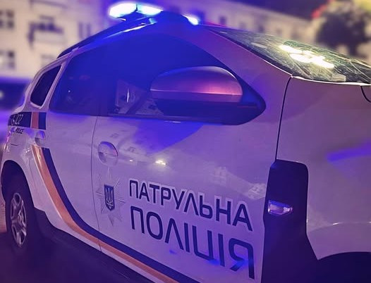 У Бердичеві водій з родиною на борту наїхав на ногу поліцейському, пошкодив три службові автомобілі та відмовився визнавати Україну як державу, не бажаючи показувати документи: подробиці від Нацполіції та ЗМІ