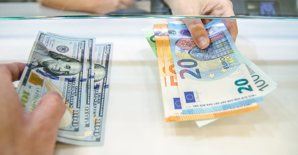 Кількість банків, яким дозволено ввозити готівкову валюту в Україну